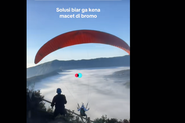 Paralayang di Bromo, paralayang bromo, larangan paralayang di bromo, sanksi adat paralayang di bromo, aturan paralayang di bromo, Viral Video Paralayang di Gunung Bromo, Pelaku Terancam Sanksi Adat