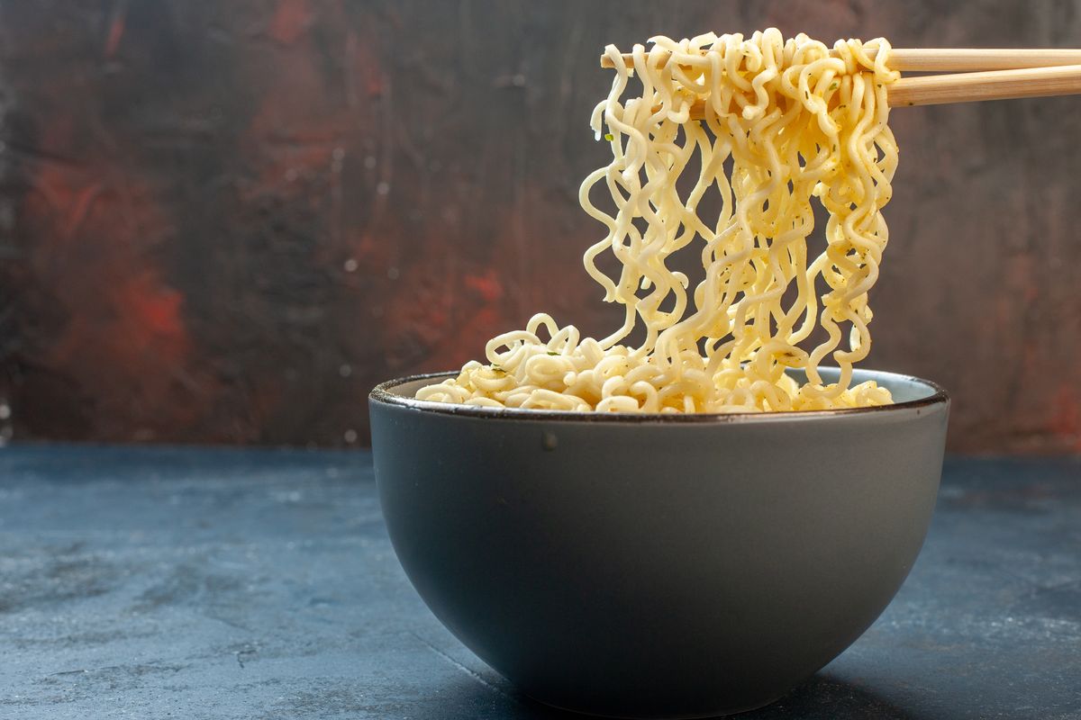 6 Tips Mengonsumsi Mie Instan yang Aman dan Sehat Menurut Ahli Gizi, 1. Kurangi penggunaan bumbu, 2. Tambahkan sayuran sebagai sumber protein, 3. Pilih varian mie instan yang lebih hemat, 4. Hindari menggoreng ulang, 5. Tentukan porsi yang tepat, 6. Cukupi kebutuhan cairan