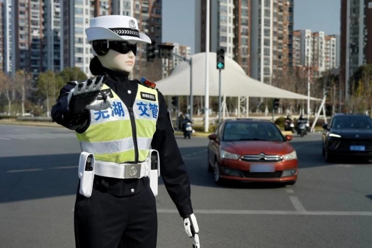 China, robot polisi, robot humanoid, China Mulai Pekerjakan Polantas Robot Humanoid Canggih