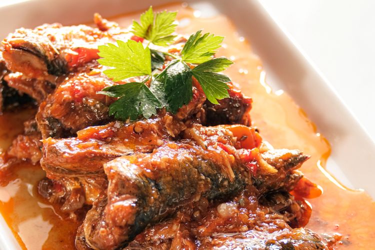 sarden, olahan sarden kaleng, 15 Ide Olahan Sarden Kaleng, Praktis untuk Lauk dan Camilan, 1. Nasi bakar sarden, 2. Orak-arik sarden, 3. Nasi goreng sarden, 4. Sarden goreng kremes, 5. Sarden telur dadar, 6. Bola-bola sarden, 7. Lumpia isi sarden, 8. Perkedel sarden, 9. Roti sarden keju, 10. Sarden kukus bumbu pedas, 11. Martabak telur isi sarden, 12. Sarden goreng renyah, 13. Spaghetti sarden, 14. Sarden bumbu balado, 15. Tumis sarden