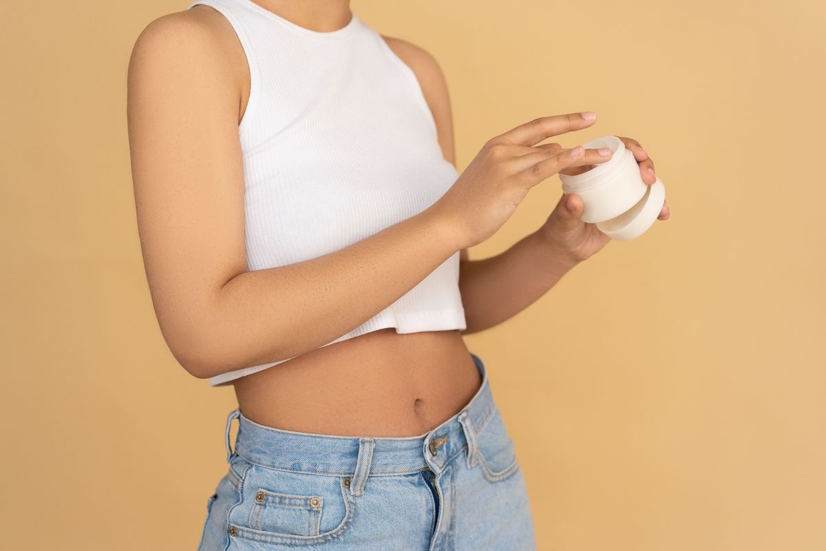 kolagen, Wellness, 5 Mitos dan Fakta soal Kolagen yang Perlu Diketahui Menurut Dermatolog, 2. Semua jenis kolagen bisa diserap tubuh dengan baik, 3. Krim kolagen bekerja sama efektifnya dengan kolagen yang diminum, 4. Minum kolagen saja sudah cukup untuk menjaga kulit tetap sehat, 5. Kerutan hanya disebabkan oleh pertambahan usia