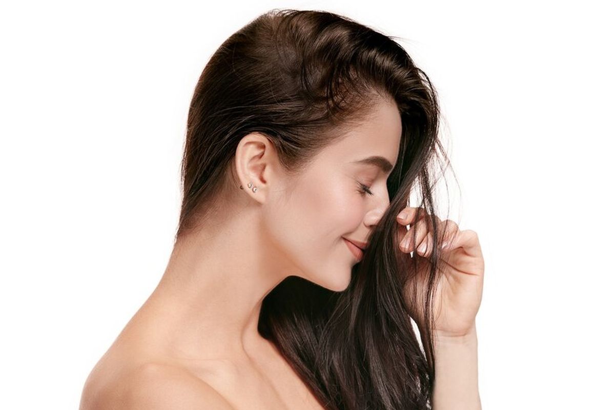12 Penyebab Rambut Rontok yang Tak Terduga, Termasuk Kelebihan Vitamin, 1. Kurangnya asupan vitamin, 2. Konsumsi vitamin A yang berlebihan, 3. Gemar mengonsumsi minuman bersoda dan manis, 4. Prosedur suntik filler wajah, 5. Tekanan mental maupun fisik, 6. Efek samping dari obat-obatan, 7. Model rambut tertentu, 8. Produk sampo kering dan perawatan kimia, 9. Keracunan logam berat, 10. Pengaruh perubahan musim, 11. Gangguan sistem imun (autoimun), 12. Fluktuasi hormon