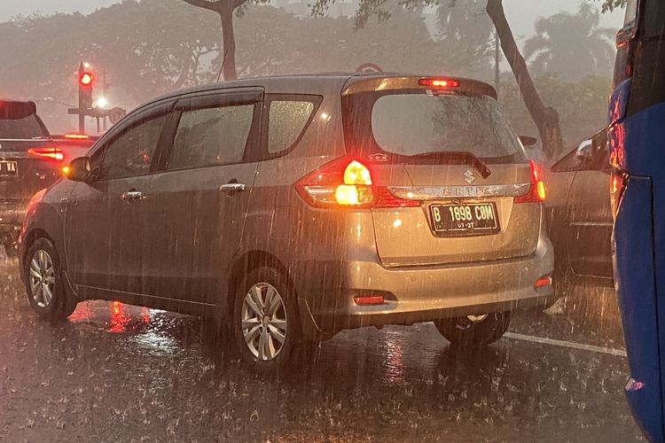 lampu hazard, keselamatan berkendara, mudik, Banyak Disalahgunakan Saat Mudik, Ini Fungsi Asli Lampu Hazard