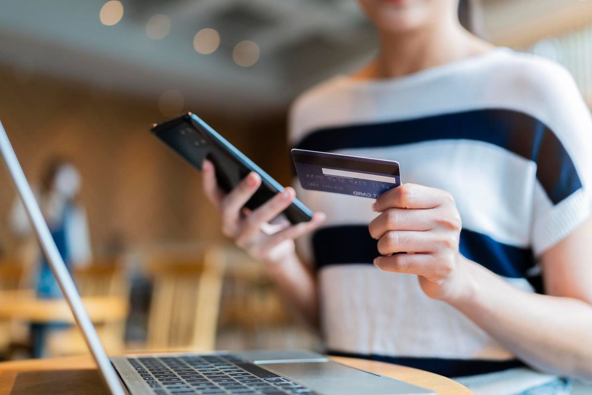 m-banking, Sering Diabaikan, Ini Kesalahan Umum Saat Pakai M-Banking di HP, Menggunakan WiFi publik untuk akses M-Banking, Menunda update aplikasi dan sistem, Menggunakan password HP yang lemah, Sembarangan membagikan kode OTP atau PIN, Asal klik link yang mencurigakan, Menyimpan password sembarangan