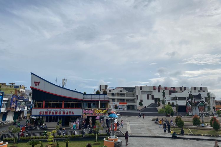 Pasar Bukittinggi, Wisata Bukittinggi, tips beli oleh oleh di pasar bukittinggi, tips berburu oleh oleh di pasar atas bukittinggi, pasar bukittinggi, oleh oleh di bukittinggi, 6 Tips Berburu Oleh-oleh di Pasar Atas Bukittinggi, Bandingkan Harga Antarkios, 1. Datang lebih pagi, 2. Siapkan uang tunai secukupnya, 3. Bandingkan harga antarkios, 4. Jangan lewatkan oleh-oleh kuliner, 5. Bawa tas belanja sendiri, 6. Tawar harga