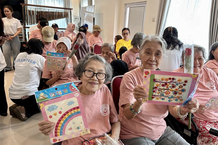 Hari Ibu, Perayaan Hari Ibu, Hangatnya Perayaan Hari Ibu di Panti Werdha Wisma Mulia, Jejak panjang panti Werdha Wisma Mulia, Lagu “Kasih Ibu” dan pemberian mawar sebagai pembuka, Merangkai kreativitas lewat mosaik kancing, Kotak pertanyaan dan hadiah selimut, Karaoke bersama hingga harmonika yang memeriahkan suasana