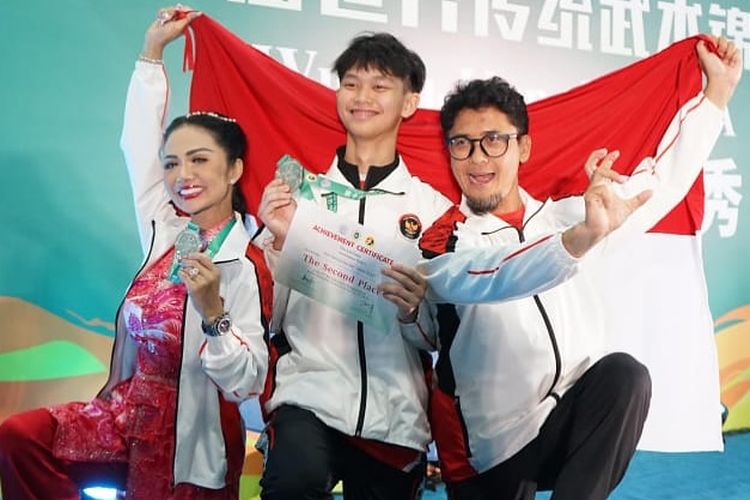 Krisdayanti, Kris Dayanti, kris dayanti wushu, krisdayanti wushu, krisdayanti raih medali perak, 7 Gaya Kris Dayanti Saat Raih Medali Perak di World Kungfu Championship, Nuansa Ceria, 1. Dominasi warna merah muda, 2. Motif bordir burung, 3. Kancing depan Shanghai style, 4. Siluet longgar yang tetap proporsional, 5. Jaket putih dengan emblem kontingen, 6. Rambut dikuncir rapi dengan makeup fresh, 7. Medali perak