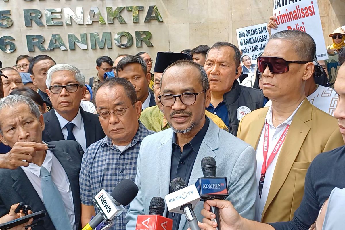 ijazah palsu, Polda Metro Jaya, Abraham Samad, Jokowi, ijazah jokowi, Abraham Samad Penuhi Panggilan Polisi Terkait Kasus Ijazah Palsu Jokowi, Ini Responsnya, Pemeriksaan Abraham Samad dengan Pengawalan Ketat, Polda Metro Jaya Tingkatkan Status Kasus ke Penyidikan, Pemeriksaan Abraham Samad Dibantu Aktivis dan Tokoh Lain, Kasus Penghasutan Melibatkan Beberapa Nama Terkemuka, Daftar Terlapor dalam Kasus Ijazah Palsu Jokowi