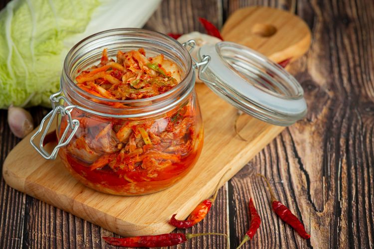 Bakteri yang ditemukan di dalam kimchi dapat membantu membersihkan mikroplastik di usus, 1. Kimchi, 2. Kombucha, 4. Cottage cheese kultur, 5. Kefir, 6. Sauerkraut, 7. Natto