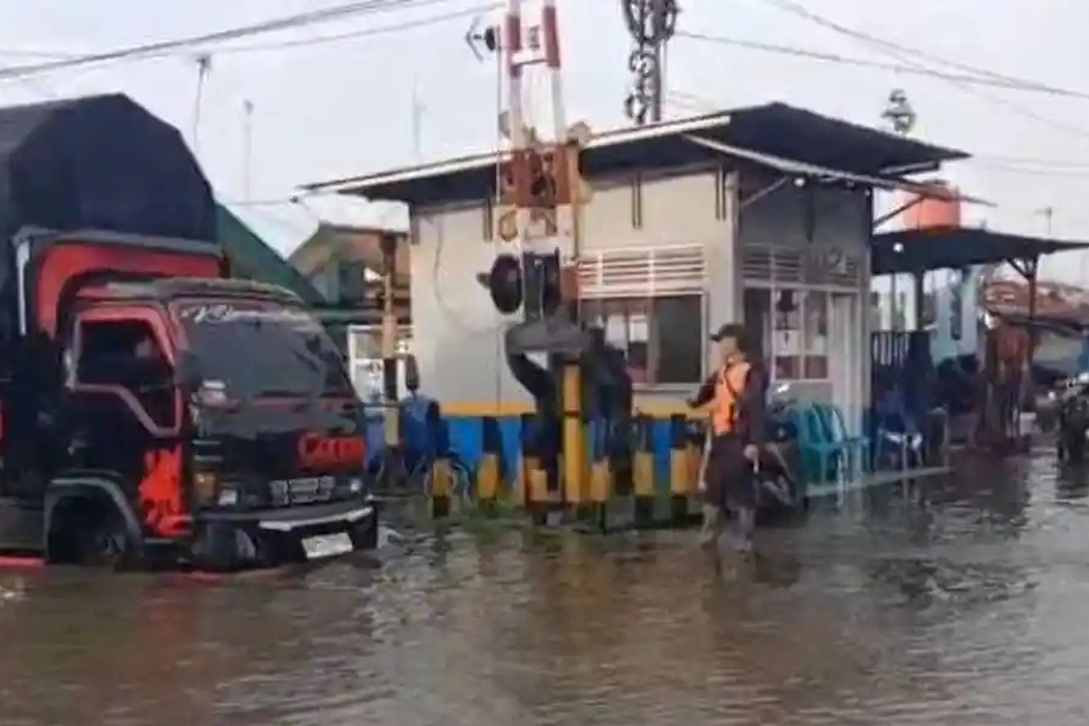 banjir, kereta, banjir Pekalongan, 8 Kereta Dibatalkan dan Dialihkan Imbas Jalur Pekalongan–Sragi Terendam Banjir, Cek Daftarnya
