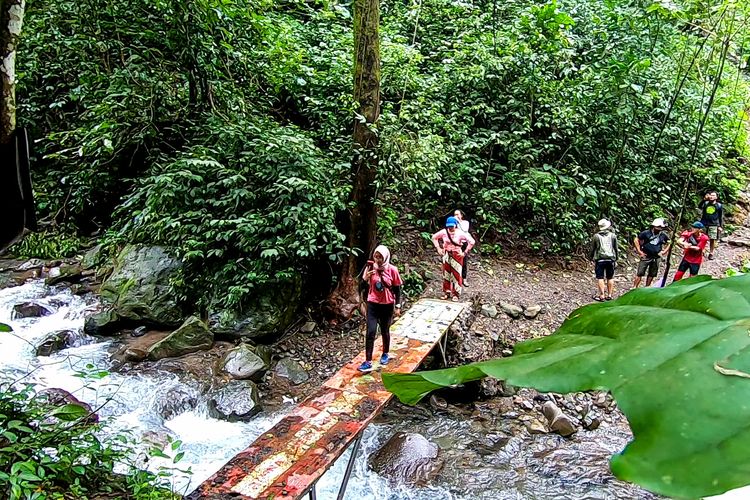 Wisata Curug Lawe Benowo Kalisidi (CLBK): Jam Buka, Tarif, hingga Fasilitas, Jam buka Curug Lawe Benowo Kalisidi, Tarif tiket masuk dan parkir Curug Lawe Benowo Kalisidi, Aturan &amp; tips mengunjungi wisata CLBK, Kondisi akses ke titik air terjun, Layanan tambahan, Camping &amp; campervan (mulai 1 April 2026)