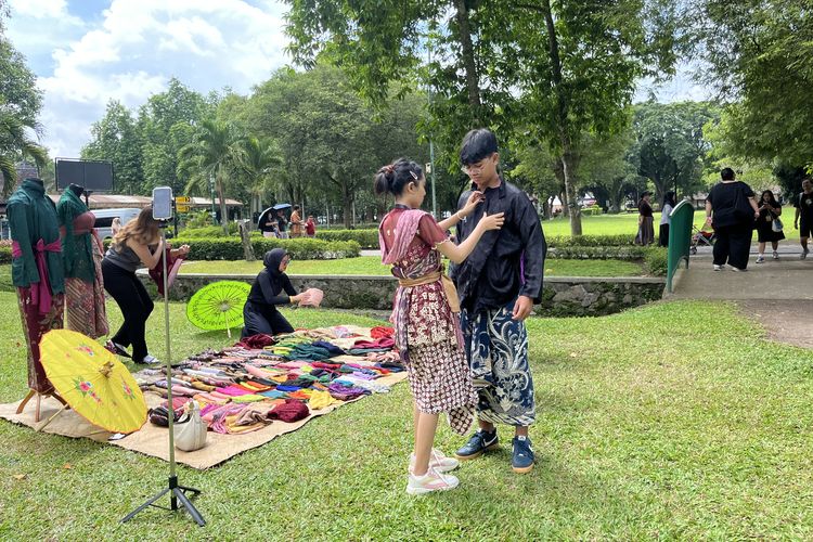 berkain, Remen Jawi, Swara Prambanan, tips berkain, 7 Tips Berkain Kekinian tanpa Kehilangan Nuansa Jawa, Gunakan Selendang Kecil, 1. Percaya diri dan pahami konteks acara, 2. Berkain tak harus pakem dan bisa untuk aktivitas santai, 3. Manfaatkan permainan warna agar lebih eye-catching, 4. Gunakan selendang sebagai statement, 5. Atur lipatan jarik agar tetap rapi dan simpel, 6. Pilih bahan yang nyaman dan mudah dibentuk, 7. Sesuaikan gaya berkain untuk hijab dan berbagai bentuk tubuh