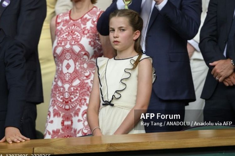Wimbledon 2025, Kate Middleton, Pangeran William, Prince George, wimbledon 2025, princess charlotte of wales, keluarga Wales, Gaya Kompak Keluarga Prince William dan Kate Middleton di Final Wimbledon 2025, Gaya gagah Pangeran William, Kate Middleton pakai gaun biru terang, Pangeran George tampil dengan setelan jas, Putri Charlotte mengenakan gaun putih ruffle