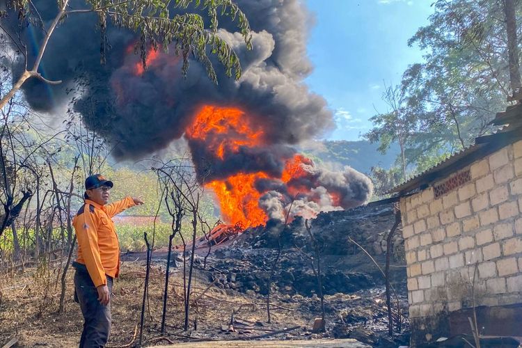 Blora, sumur minyak, Sumur minyak di Blora dipasang garis polisi, Sumur minyak di Blora, sumur minyak blora terbakar, sumur minyak blora, Detik-detik Kebakaran Sumur Minyak Blora, Warga Panik Selamatkan Diri dan Ternak, Kesaksian Warga yang Selamat, Panik dan Mengungsi, Kronologi Ledakan, Respons Pemerintah Daerah