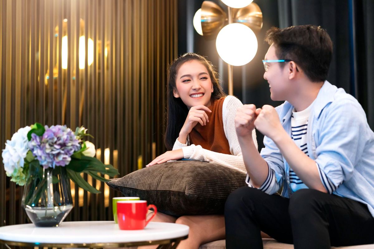 proses PDKT, Flirting adalah, apa itu flirting dalam hubungan, flirting saat pdkt, proses pdkt, flirting adalah, pdkt sebelum pacaran, proses pdkt berapa lama, Ciri-Ciri Orang Flirting dan Kaitannya dengan Proses PDKT, 1. Kontak mata intens dan berulang, 2. Senyuman tulus, 3. Postur tubuh dan bahasa nonverbal, 4. Sentuhan ringan, 5. Mirroring atau meniru gerakan, 1. Tahap awal, membangun ketertarikan, 2. Tahap menjalin koneksi emosional, 3. Tahap menguji kecocokan