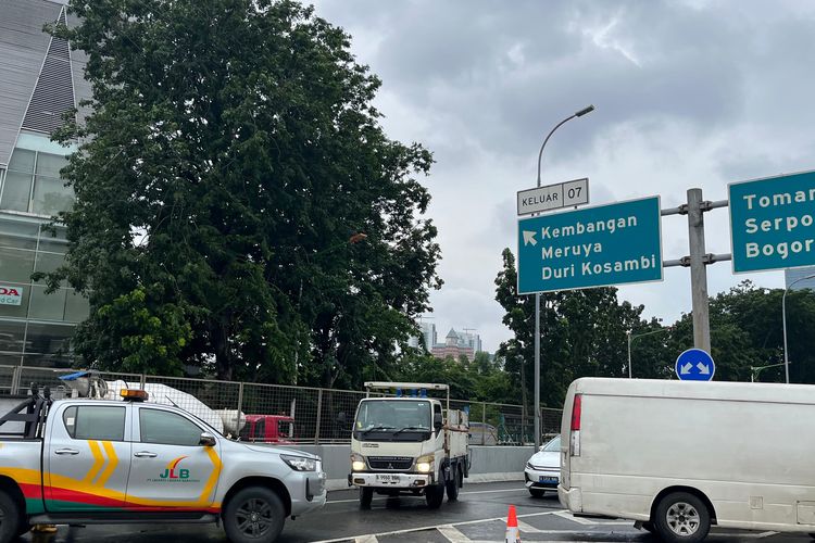 banjir, Banjir di Puri Jakarta Barat, Motor Boleh Masuk Jalan Tol