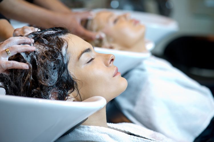 Jepang, salon rambut, Tren Baru Wisata Jepang: Turis Asing Ramai ke Salon Rambut, Kenapa?, Dari Tren Biasa Jadi Kebutuhan Wisata Baru, Minat Turis ke Salon Terus Meningkat, Dari Promosi Mulut ke Mulut hingga Media Sosial, Layanan Berkualitas dan Harga Lebih Terjangkau