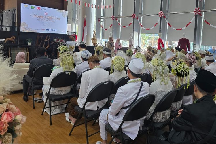 Jawa Timur, ponorogo, nikah siri, nikah massal, buku nikah, nikah resmi, 43 Tahun Kawin Siri, Sardi dan Sri Tersenyum Bahagia Akhirnya Punya Buku Nikah Resmi