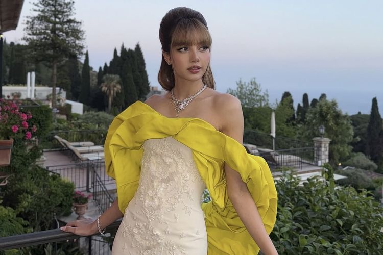 Lisa BLACKPINK Akan Jadi Presenter Golden Globes 2026, Intip 5 Pesona Anggunnya, 1. Gaun berlapis pink, 2. Nuansa cerah dan girly, 3. Gaya bold dan misterius, 4. Setelan dengan rok panjang, 5. Gaun korset semi transparan
