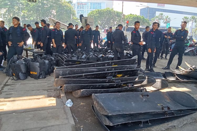demo, pelajar demo, demo di DPR, pelajar demo rusuh, demo di dpr hari ini, Pelajar demo di depan DPR, demo  mahasiswa ricuh di DPR, demo 25 agustus 2025, demo 25 agustus, Demo 25 Agustus 2025 di gedung DPR, demo 25 Agustus 2025 di DPR, demo di DPR RI, Polda Metro Jaya Pulangkan 196 Anak yang Ditangkap saat Aksi di DPR, KPAI Ikut Kawal Pemeriksaan, Bukan Bagian dari Massa Aksi, Libatkan KPAI dan Dinas Terkait, Suasana Haru Saat Anak Dipulangkan, Orang Tua Gelisah Menunggu