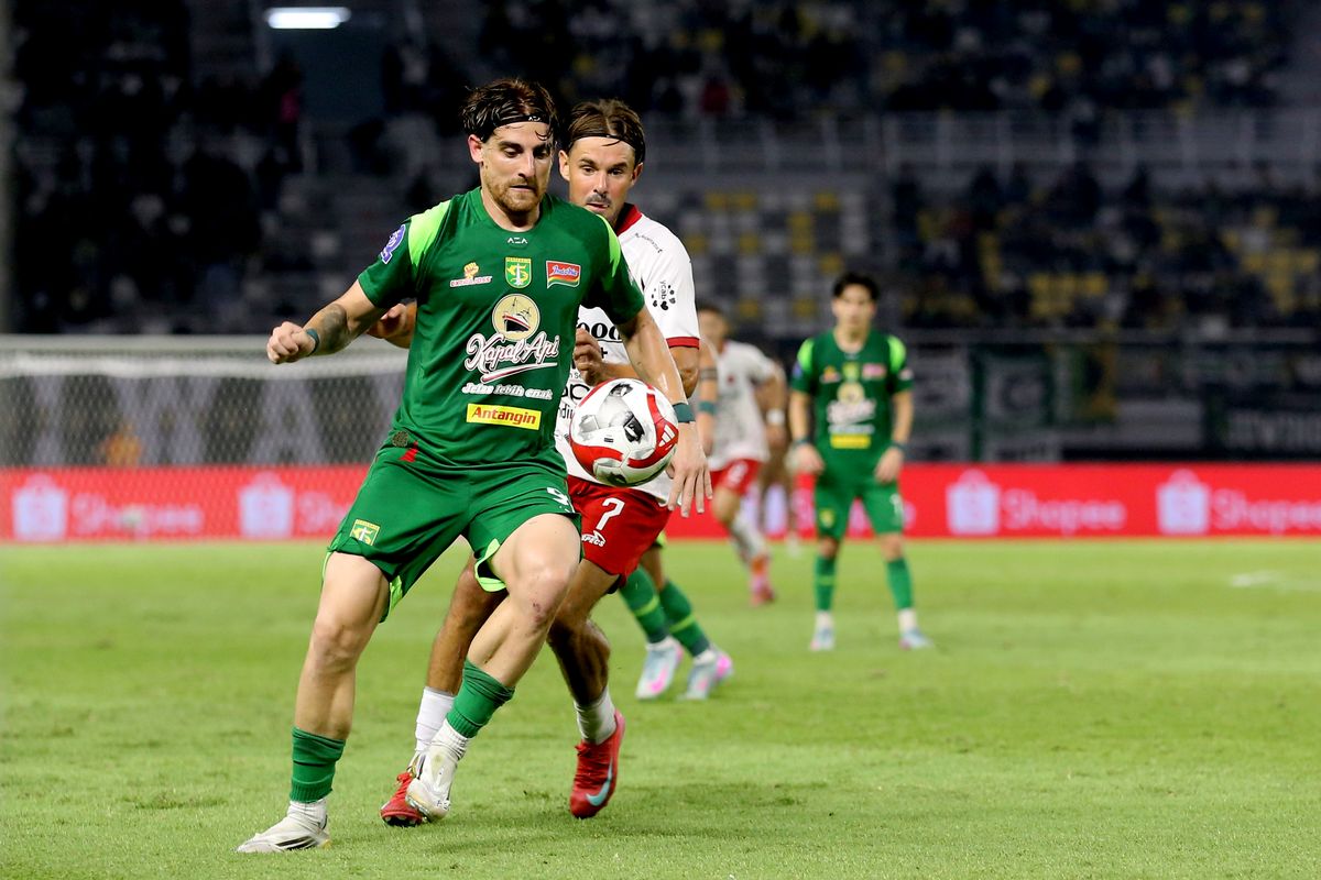 persib bandung, persebaya surabaya, Stadion Gelora Bandung Lautan Api, Persib Vs Persebaya, Uston Nawawi, Francisco Rivera, Jadwal Super League, rekor persib, gelandang persebaya, Persib Vs Persebaya: Tekad Bajol Ijo Ukir Sejarah di Bandung