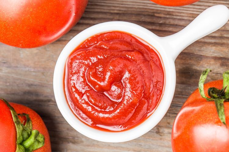 plastik, daging mentah, menyimpan makanan, 5 Makanan yang Sebaiknya Tidak Disimpan di Wadah Plastik, 1. Daging dan Ikan Mentah, 2. Makanan Berbasis Saus Tomat (Bolognese, Sambal, dan Kari), 3. Telur Mentah dan Hidangan Berbasis Telur, 4. Makanan yang Digoreng (Gorengan Panas), 5. Sup atau Kaldu yang Masih Panas Bergolak