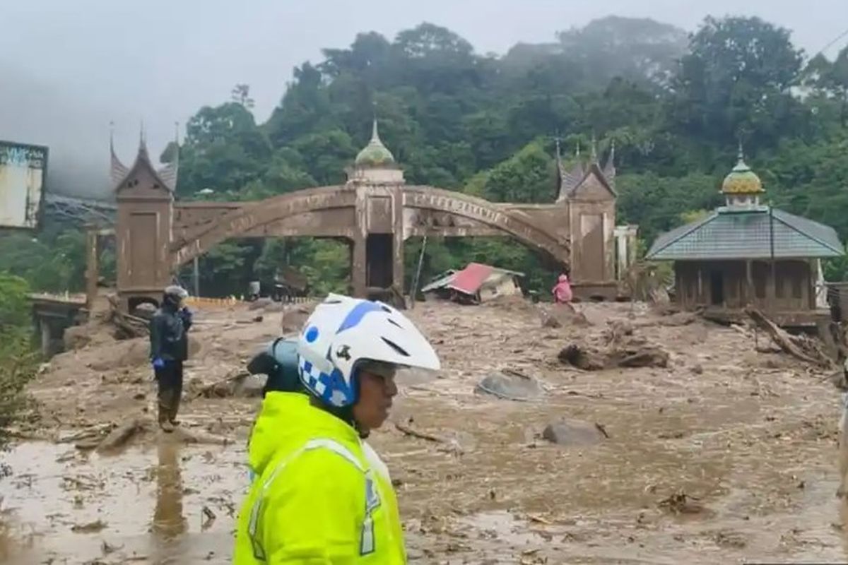 BMKG, Siklon Tropis Senyar, Banjir Sumatera Utara, siklon tropis senyar, banjir sumatera barat, bencana sumatera, Apa Penyebab Bencana Sumatera? Ini Kata BMKG dan Ahli ITB, Siklon Tropis Senyar Memicu Cuaca Ekstrem, Anomali Atmosfer Membuat Siklon Muncul Dekat Ekuator, ITB: Sumatera Utara Sedang di Puncak Musim Hujan, Vortex Sejak 24 November Berkembang Jadi Senyar, ITB: Kerusakan Lingkungan Memperparah Banjir, Mitigasi Harus Gabungkan Langkah Struktural dan Nonstruktural, Dampak Bencana Masih Terus Dipantau