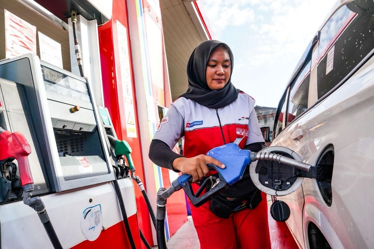 Pertamax, mobil, harga BBM, kenaikan harga Pertamax, Harga Pertamax Naik, Mulai Hitung Ulang Pengeluaran Harian, Tetap Pakai Pertamax, Penggunaan Kendaraan Mulai Dikurangi, Ada yang Mulai Melirik Pertalite, Antara Menjaga Mesin dan Menekan Pengeluaran