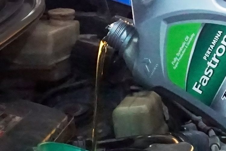 kendaraan, oli mesin, pelumas, piston, Kenapa Oli Mesin Harus Diganti Rutin?