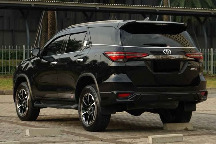 konsumsi bahan bakar, pengalaman pemilik, biaya pajak, Toyota Fortuner 2.8, Pengalaman Nyata Pemilik Toyota Fortuner 2.8 Setelah 24.000 Km, Toyota Fortuner 2.8: Performa Tinggi dengan Beberapa Kekurangan, Pengalaman Setelah 24.000 Kilometer, Perbandingan dengan Model Sebelumnya, Catatan Penting dari Penggunaan Sehari-hari, Kesimpulan