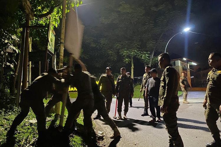 penertiban baliho, Usai Disorot Presiden Prabowo, Pemkab Bogor Tertibkan Baliho Reklame dan Atribut Semrawut