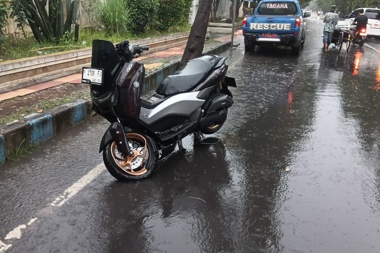 pengendara motor, motor, Kebiasaan Pengendara Motor Saat Hujan dan Banjir yang Berbahaya