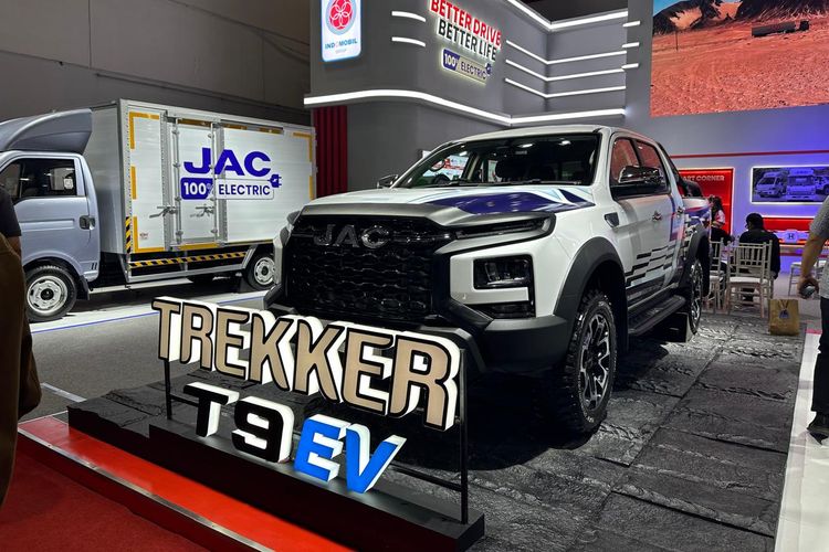 pikap kabin ganda, Toyota Hilux BEV, JAC Trekker T9 EV, komparasi, kendaraan listrik, Komparasi Pikap Listrik: Toyota Hilux BEV vs JAC Trekker T9 EV, Desain: Konservatif vs Modern Futuristik, Performa: Adu Kekuatan Dual Motor, Fitur: Utilitas Pekerja Lapangan, Jarak Tempuh dan Baterai, Kesimpulan