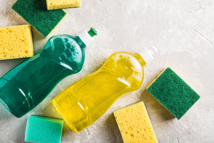 minyak goreng, Buang Minyak di Wastafel, membuang minyak di wastafel, Telanjur Buang Minyak di Wastafel? Begini Cara Mengatasinya, 1. Soda kue dan cuka, 2. Air panas dan deterjen cuci piring, 3. Gunakan alat pembersih saluran air, 4. Jangan buang minyak ke wastafel lagi, 5. Lakukan perawatan rutin