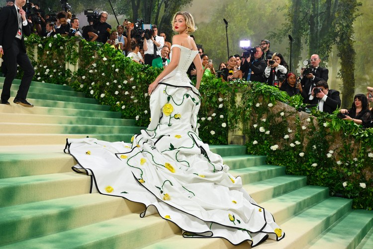 victoria secret, Gigi Hadid, victorias secret fashion show, victoria secret fashion show 2025 kapan, victoria secret fashion show 2025, Victoria Secret Fashion Show, Gaya Gigi Hadid di Victoria’s Secret Fashion Show 2025, Anggun Bersayap