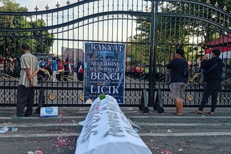 bupati pati, bupati pati sudewo, demo pati, Bupati Sudewo, demo pati hari ini, Update Demo Pati Hari Ini, Massa Berdatangan Sejak Subuh, Tuntut Bupati Sudewo Lengser, Jumlah Massa Dua Kali Lipat Tantangan Bupati, Tuntutan Massa di Demo Pati: Bupati Lengser, Aliansi Masyarakat Pati Bersatu: Jangan Korbankan Rakyat, Pemicu Aksi: Kenaikan PBB-P2 hingga 250 Persen