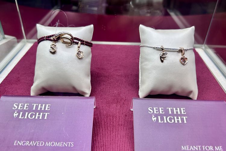 Maudy Ayunda Ungkap Makna Alphabet Charm di Perhiasannya