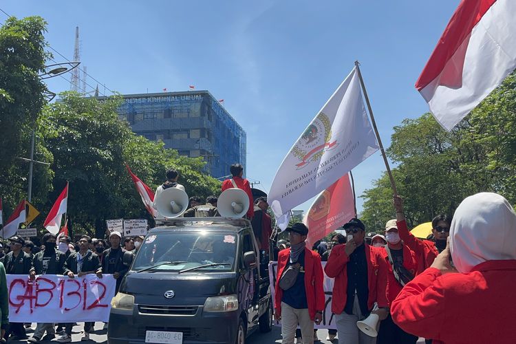demo, aksi, penangkapan peserta aksi demo, peserta aksi demo, peserta demo ditangkap, hak warga ang ditangkap saat demo, Penangkapan Menurut KUHAP, Hak Warga Jika Ditangkap Polisi saat Demo, Syarat Penangkapan Menurut KUHAP, Prosedur Penangkapan, Hak Warga yang Ditangkap Saat Demo, Jika Penangkapan Saat Demo Dinilai Sewenang-wenang, Konteks Revisi KUHAP