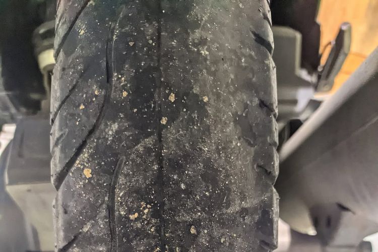 Sokbreker sepeda motor, keseimbangan motor, kerusakan suspensi, keausan ban, sokbreker sepeda motor, Efek Suspensi Rusak Terhadap Keausan Ban Motor