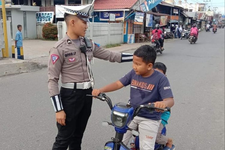 Sepeda listrik, sepeda listrik, naik sepeda listrik, anak naik sepeda listrik, anak kecil naik sepeda listrik, apakah anak kecil boleh naik sepeda listrik, Apakah anak boleh memakai sepeda listrik, Orangtua Perlu Tahu, Ini Risiko Anak Naik Sepeda Listrik dan Aturan Resminya