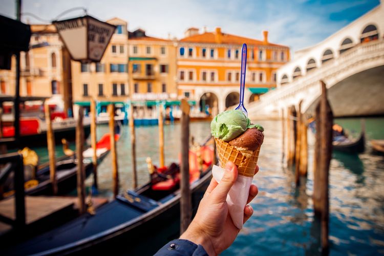 grand canal venice, kenapa dilarang berenang di kanal venesia, aturan wisata di kanal venesia, larangan di kanal venesia, pelanggaran wisata di venesia, Nekat Berenang di Kanal, Sepasang Turis Asing Diusir dari Venesia
