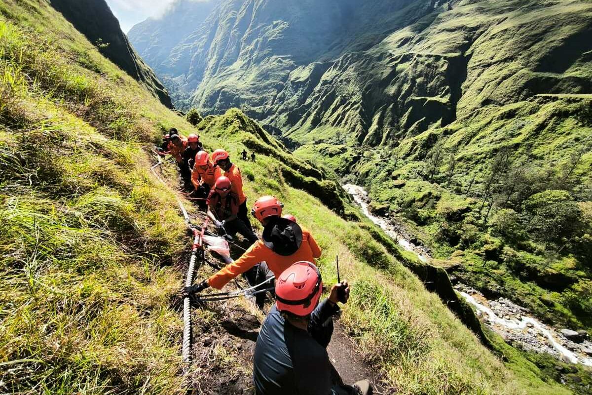 Asosiasi Pemandu Gunung Indonesia, kecelakaan di Gunung Rinjani, asosiasi pemandu gunung indonesia, kecelakaan di gunung rinjani, evaluasi kecelakaan di gunung rinjani, ketua umum asosiasi pemandu gunung indonesia, tips naik gunung rinjani, Ketum APGI Usul 4 Hal untuk Cegah Kecelakaan di Rinjani, Harus Ada Shelter Darurat, 1. Pemandu wajib bersertifikat, 2. Penyediaan shelter darurat, 3. Pasang tali pengaman di titik rawan kecelakaan, 4. Memastikan persiapan pendaki