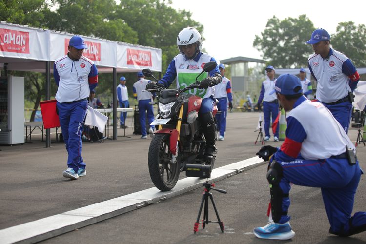 safety riding, keselamatan jalan, Keterampilan berkendara, pelatihan motor, Menguasai Safety Riding: Kunci Keselamatan Pengendara Motor