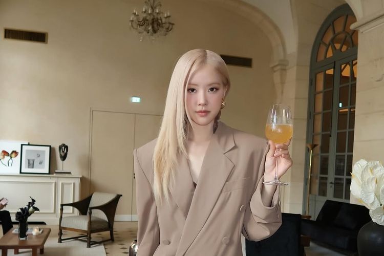 Rose BLACKPINK, busana Rose BLACKPINK, gaya rambut rose blackpink, gaya fashion rose blackpink, gaya rose, fashion rose, busana rose blackpink, outfit rose blackpink, gaya rose black, 5 Gaya Rose BLACKPINK, Elegan dan Manis Bisa Jadi Inspirasi, 1. Semi-formal, 2. Boyish look dengan leather jacket, 3. Playful side, 4. Oversized outfit, 5. Cropped top girlie