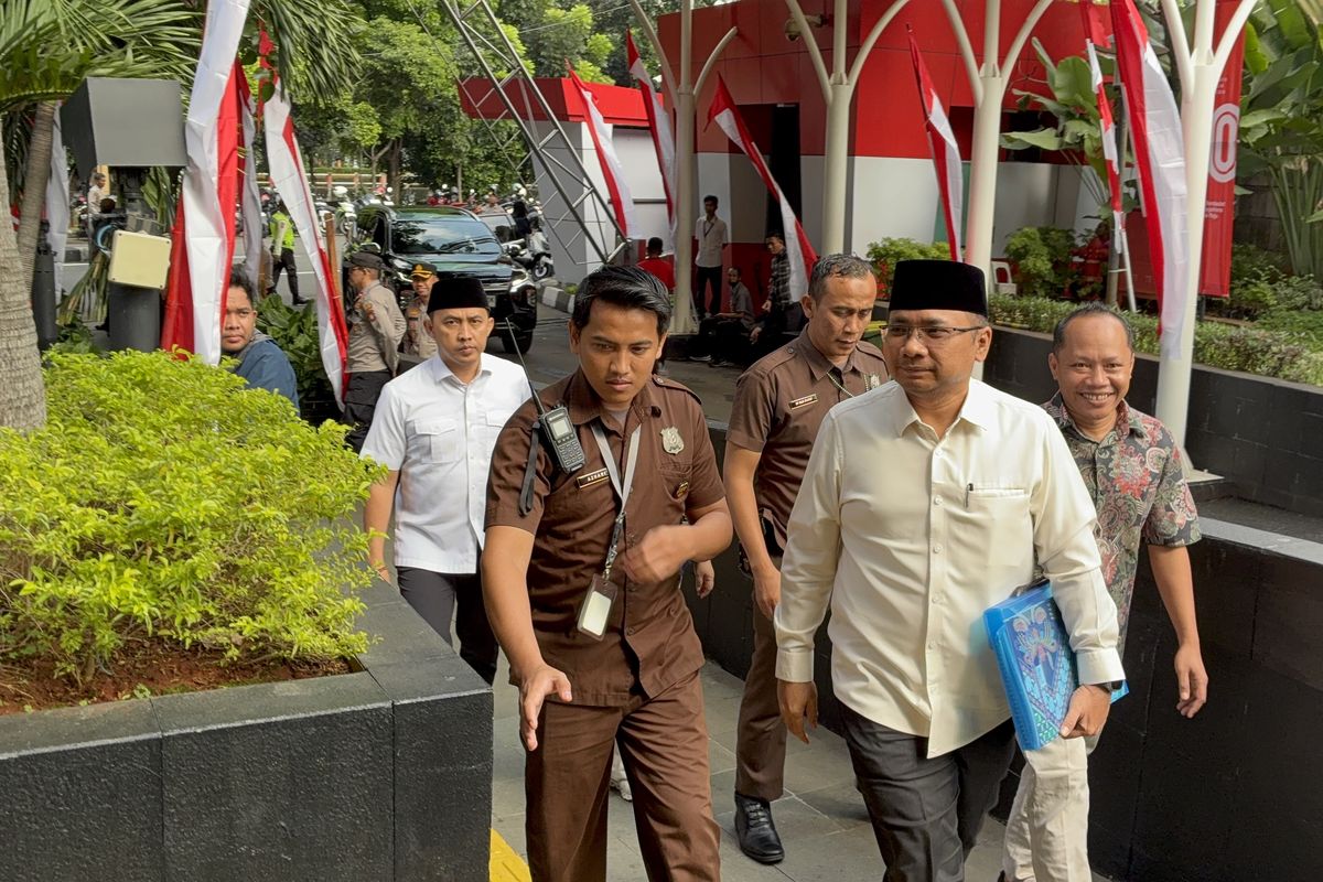 Yaqut Cholil Qoumas, korupsi haji, Kasus Haji, kasus korupsi kuota haji, kpk periksa yaqut, yaqut cholil, pansus angket haji dpr, Datangi KPK, Yaqut Cholil Dimintai Keterangan Kasus Kuota Haji Rp 1 Triliun, KPK hitung kerugian negara Rp 1 triliun, Sorotan pansus angket haji, Kasus kuota haji jadi sorotan publik, KPK dalami dugaan korupsi kuota haji Rp 1 triliun, Penyidikan KPK dan kerugian negara, Pencegahan ke luar negeri