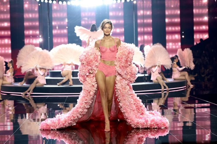 victoria secret, Gigi Hadid, victorias secret fashion show, victoria secret fashion show 2025 kapan, victoria secret fashion show 2025, Victoria Secret Fashion Show, Gaya Gigi Hadid di Victoria’s Secret Fashion Show 2025, Anggun Bersayap