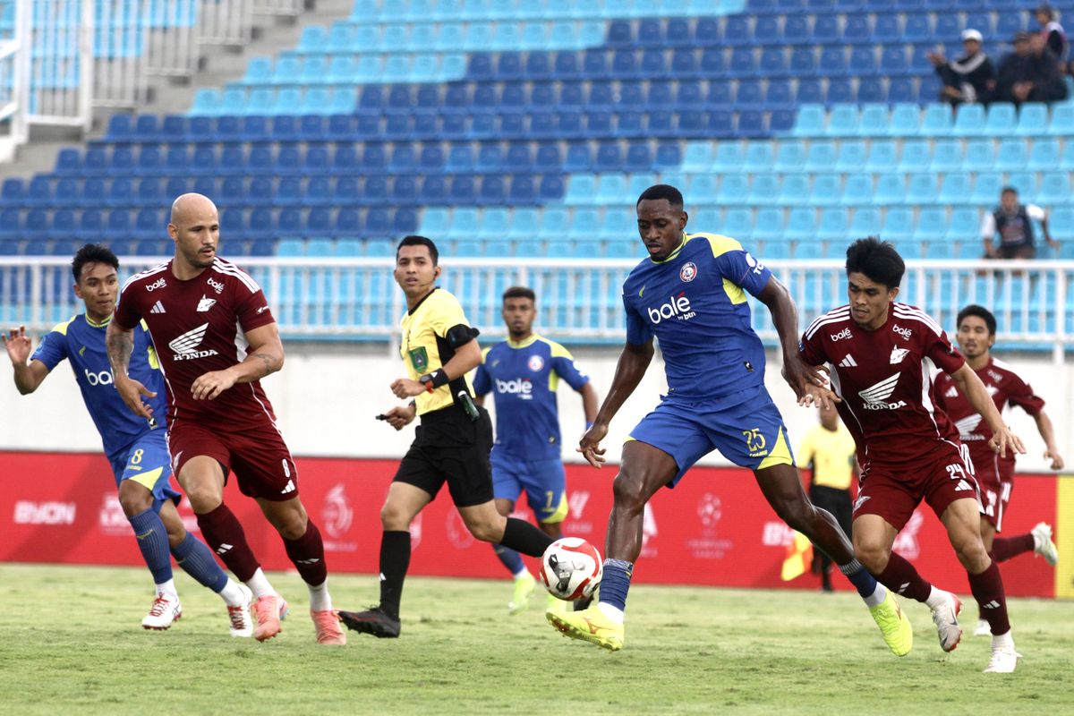 Arema FC, PSM Makassar, Dalberto, Gabriel Silva, Joel Vinicius, Hasil Arema FC Vs PSM Makassar 3-0: Singo Edan Ngamuk, Trio Brasil Kompak Cetak Gol