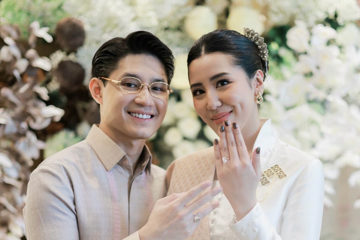 inspirasi lamaran, teuku rassya pacar, teuku rassya dan cleantha islan, cleantha islan dan teuku rassya, cleantha islan, 7 Gaya Lamaran Teuku Rassya dan Cleantha Islan, Serasi Nuansa Pastel, 1. Nuansa pastel yang lembut dan menenangkan, 2. Cleantha tampil anggun dalam kebaya modern, 3. Sentuhan ulos, 4. Teuku Rassya dengan kemeja tenun bernuansa senada, 5. Perpaduan bahan satin dan songket, 6. Aksesori minimalis, fokus pada kesan elegan, 7. Tata rambut dan makeup