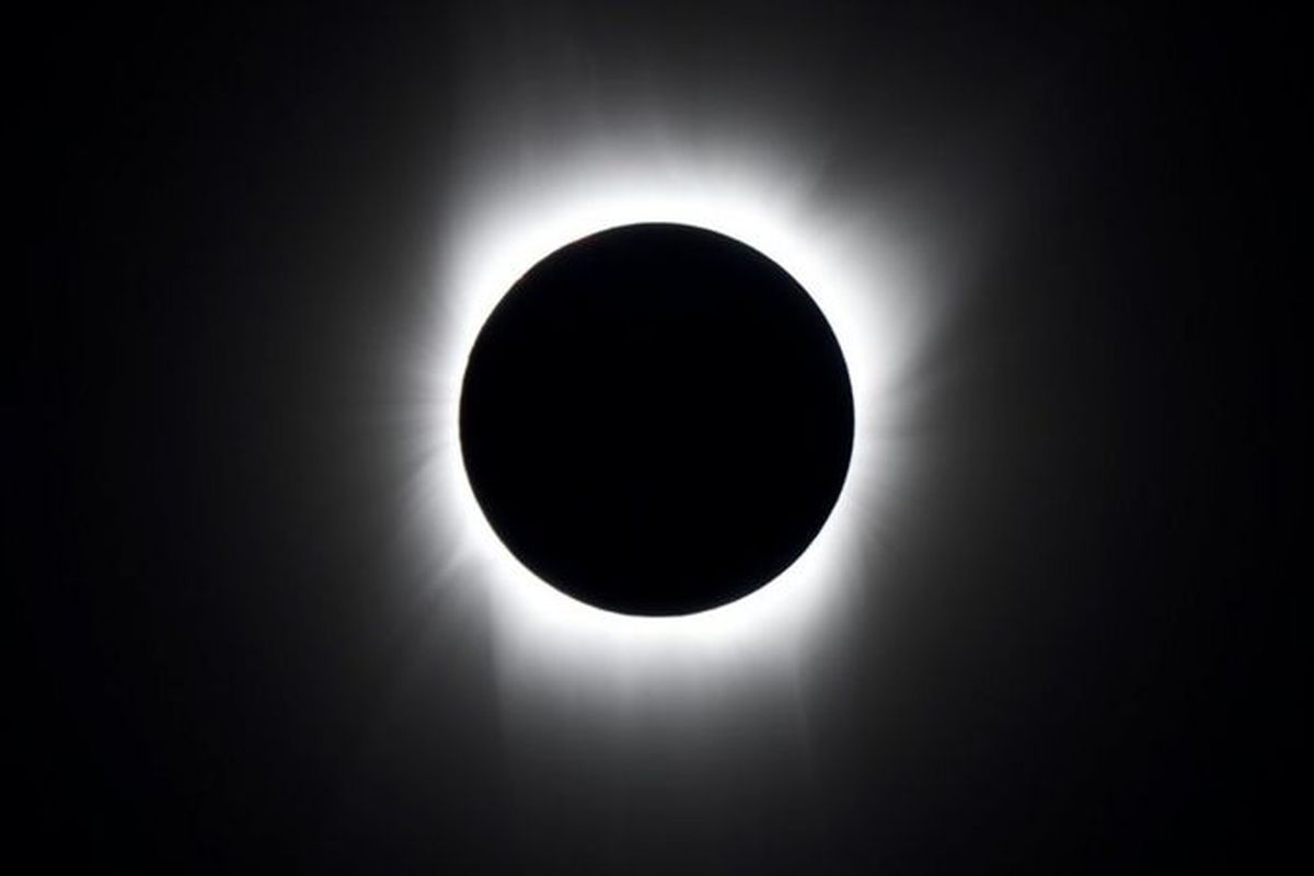 hujan meteor, gerhana Matahari cincin, gerhana Matahari total, fenomena langit, Februari 2026, Daftar Fenomena Langit Februari 2026, Bisakah Gerhana Matahari Cincin Terlihat dari Indonesia?, Bulan Purnama Salju - 1 Februari 2026, Hujan Meteor Alpha Centaurid - 8 Februari 2026, Gerhana Matahari Cincin - 17 Februari 2026, Bulan Dekat Merkurius - 18 Februari 2026, Bulan dan Merkurius Dekat Saturnus - 19 Februari 2026, Bulan Mendekati Gugus Pleiades - 23 Februari 2026, Parade Enam Planet - Akhir Februari 2026