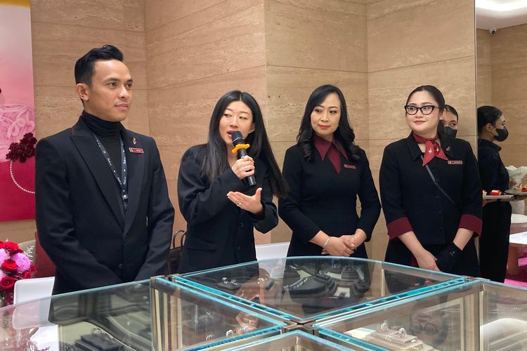 Perhiasan, frank and co, frank n co, gerai pertama frank n co, gerai Frank and co di PIM, Wajah Baru Gerai Pertama Frank &amp; co. di PIM, Elegan dan Modern, Konsep timeless seperti berlian, Seragam yang elegan, Lukisan “The True Jewels of Life”, Menampilkan beragam koleksi perhiasan